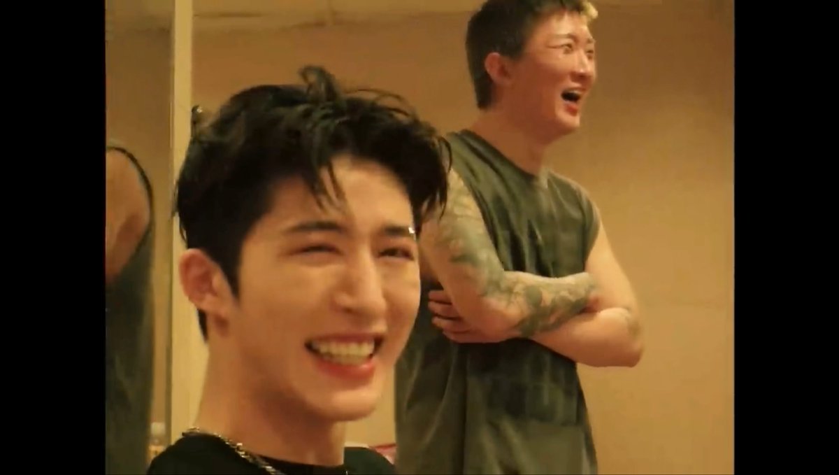 ถามว่าฮันบินดื้อขนาดไหน ก็ประมาณที่ว่าข้อเท้าพลิกจนปวดในวันแรกของการเปิดทัวร์ที่โซล ก็โดดไม่หยุดอยู่อย่าง จนไปฮ่องกงอาการหนักขึ้นหลังจบคอนหน้าจ๋อยเลย แต่ยังบ่นๆ ว่า ทำไมรู้สึกไม่เหนื่อย หันหน้าไปหาพี่เพดี้เปลี่ยนเซ็ตลิสต์คอนดีมั้ย? พี่เพดี้บอก ไม่! เนี่ยความดื้อนี้สุดๆ