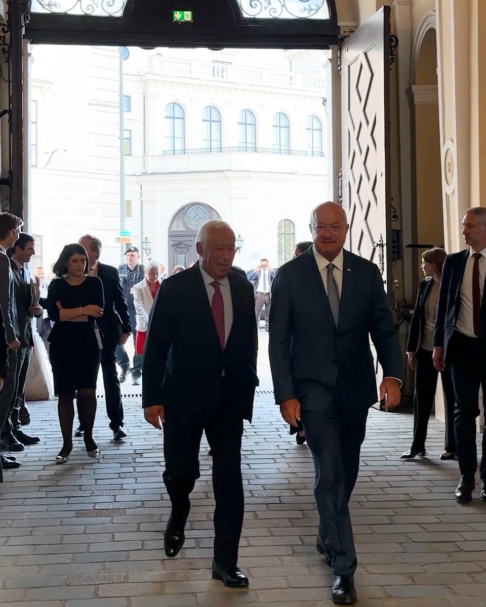 An excellent exchange with Christian Stocker in beautiful Vienna on my #TourdesCapitales. 🇦🇹 We are working together for a more resilient, secure and competitive Europe. That’s why we need to reach agreement before the end of the year on a new long-term budget that meets the expectations of our citizens and reinforces trust in Europe’s economy. We’re also cutting red tape and making it easier to do business with our “One Europe, One Market” agenda. Finally, we discussed our preparations for the October #EUCO, which will cover several important issues, including migration. Ich freue mich, wieder einmal in Österreich zu sein!