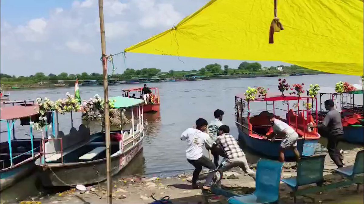 उत्तर प्रदेश में ठाकुरों का आतंक चरम पर है और यह ठाकुरवादी आतंक ठाकुरवादी मुख्यमंत्री बिष्ट ठाकुर आदित्यनाथ के जातिवादी गुंडाराज को संरक्षण देने के परिणाम स्वरुप उत्पन्न हुआ है, जो कि साढ़े 9 साल से बदस्तूर जारी है मथुरा के वृंदावन में यमुना घाट पर निषाद समाज के नाविकों पर ठाकुर समाज के मनबढ़ गुंडे दबंग युवाओं ने धारदार हथियार से हमला कर दिया और मार मार कर गंभीर घायल कर दिया, जिनमें से दो लोगों की हालत बेहद गंभीर है पिछड़े और दलित समाज के ऊपर यह ठाकुरवादी गुंडाराज और अत्याचार भाजपा सरकार के द्वारा स्थापित जातिवादी दबंग आपराधिक साम्राज्य का साक्षात प्रमाण है