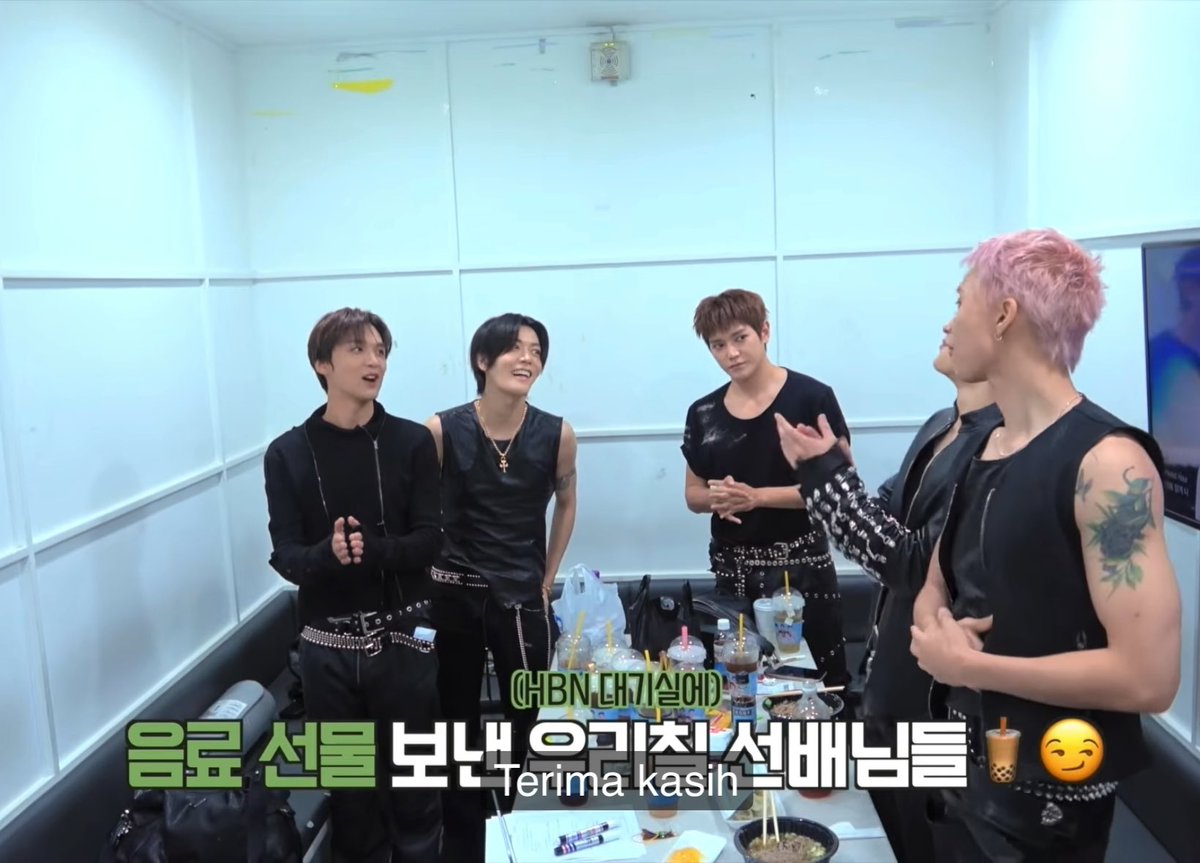 Komuknya Haechan ma Yuta sbn pas dibilang terimakasih ma Hearts2Hearts H2H : Makasih minumannya Komuk mereka berdua 😭😭 “hah emang iya?” Nicenya itu 😭😭😭😭😭😭😭😭 Ulahnya papa Johnny nih 😭😭, gak tahan liat adik lucu langsung bagi minuman