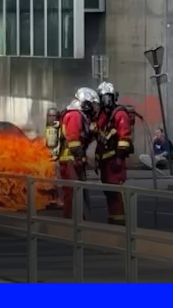 Incendie: un taxi prend feu dans le quartier de La Défense, à Paris