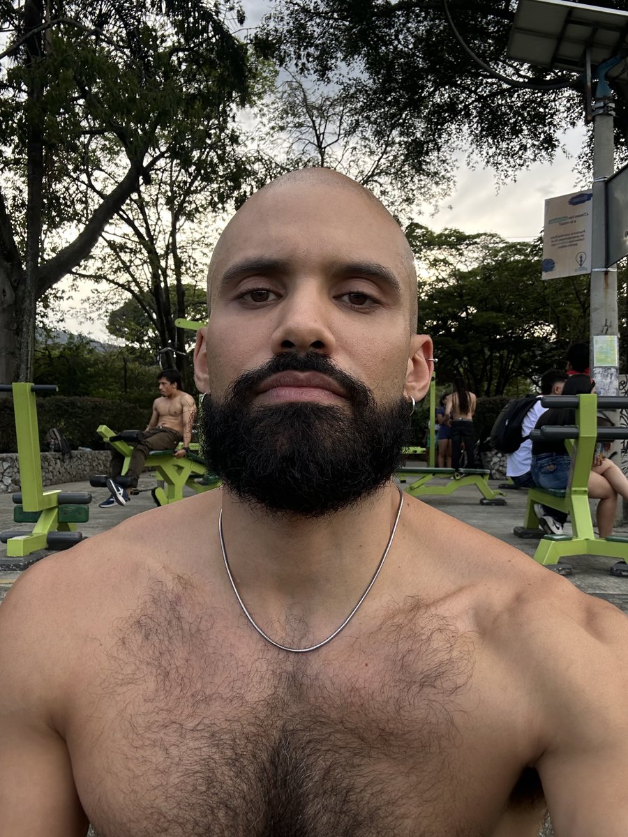 Aprendiendo a hacer flexiones con aplausos 😏