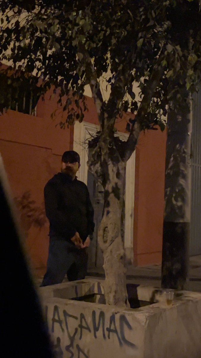 Mi tío se baja a mear y aprovecho en verle la verga!