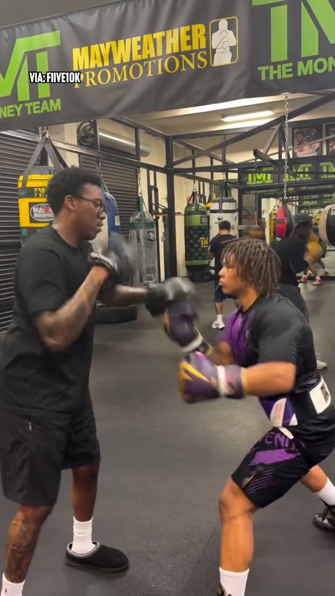 Rising prospect Curmel Moton displays his blistering hand speed at the Mayweather gym 💨