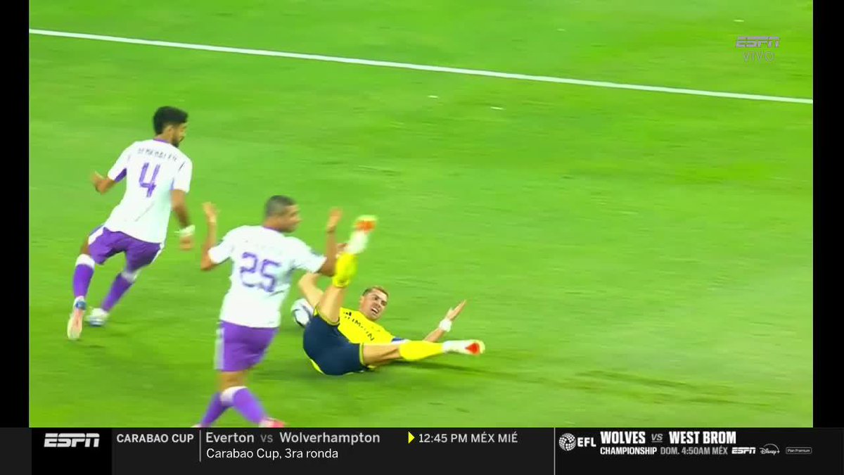 ¡CUIDADO, BICHO! Tras un contacto, Cristiano Ronaldo perdió el equilibrio y se tropezó dentro del área del Al Ain, en el partido de Al Nassr por la primera fecha de la fase liga de la #AFC Champions League. 📺 La #AFC Champions League, por ESPN en el Plan Premium de #DisneyPlus