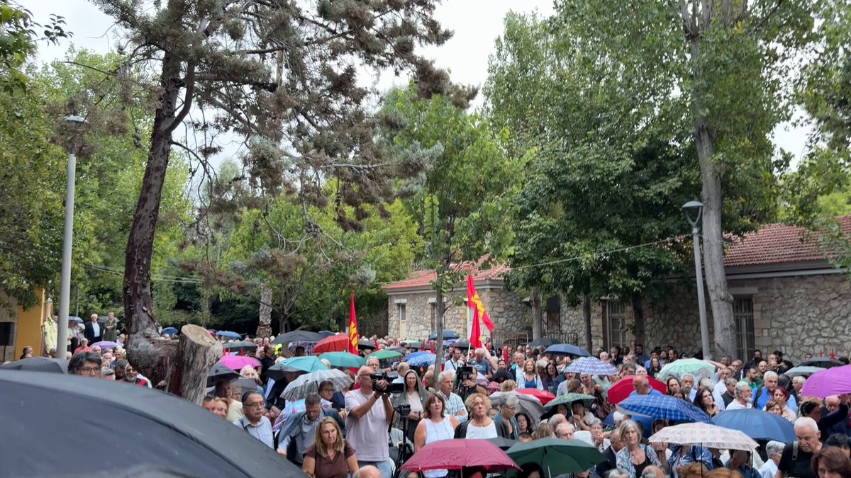 Ούτε σε ξερονήσια ούτε σε φυλακές ποτέ τους δεν λυγισαν οι κομμουνιστές. Χιλιάδες άνθρωποι αποχαιρετούν τον Σπύρο Χαλβατζή Αθάνατος