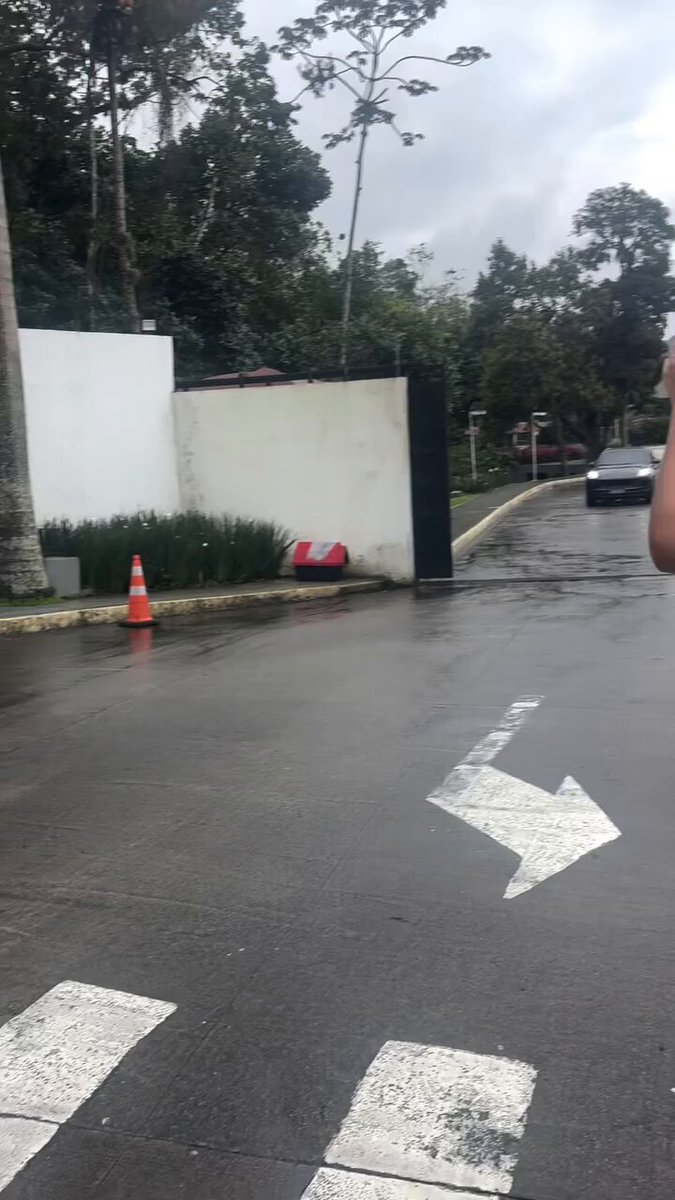 Irmão, o Flamengo é o time que mais paga salário mesmo.. Se liga no carro do goleiro reserva do Flamengo: