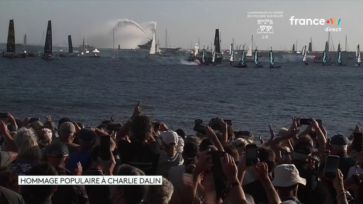 🕊️ #Hommage | ⛵️ Comme Charlie Dalin l'avait souhaité, une minute de bruit est respectée, sur terre comme en mer, pour saluer sa mémoire. 📺 Suivez le rassemblement nautique en direct à Concarneau sur la chaîne sport de France tv :