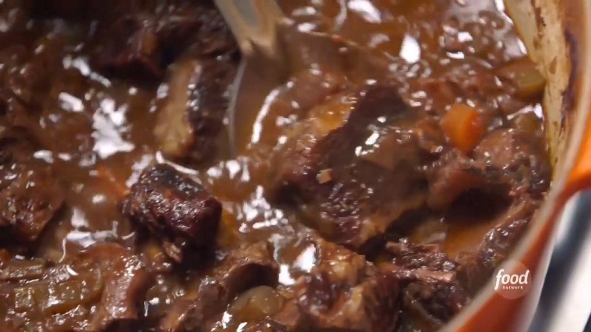 Ina Garten incorporates a whole bottle of dry red wine for her rich short ribs! 👌🍷 Get the recipe: