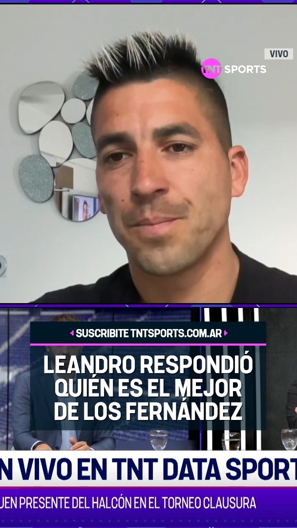 "BRIAN ES UN SUPERDOTADO" 🔝 🎩 Atención a la respuesta de LEANDRO FERNÁNDEZ sobre quién es el mejor jugador entre él y sus hermanos. 🗣️ "La verdad es que todos somos muy buenos. Creo que Brian es el más diferente, es un superdotado técnicamente", contó el delantero en #TNTDataSports