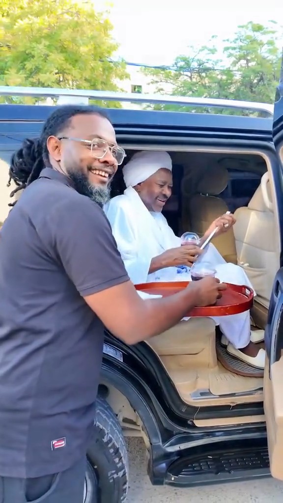 هنا #مقديشو عاصمة السلام والأمان الفعلي .. السفير السوداني يتجول في شوارع العاصمة #الصومال بكل طمأنينة ودون حراسة مشددة، ليشارك شاباً سودانياً مشروعه الصغير في قلب موطنهم الثاني. هذه ليست مجرد لقطة دبلوماسية، بل رسالة حيّة للعالم .. #الصومال تعافت وتنبض بالحياة والأمان, دامت الأخوة الصومالية السودانية الراسخة.