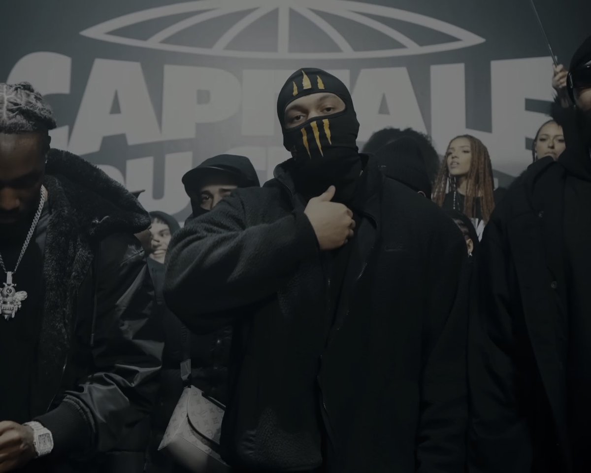 « Le neuf millimètres à la taille m'fait des caresses, armé dans le carrosse, ça renvoie comme à Roland-Garros En plein jour, on t'arrose, le guetteur, pas d'paresse, j'suis dans l'octogone comme si j'signais chez Ares » Ton rappeur préféré peut faire ça ? À 44ans ? La Fouine
