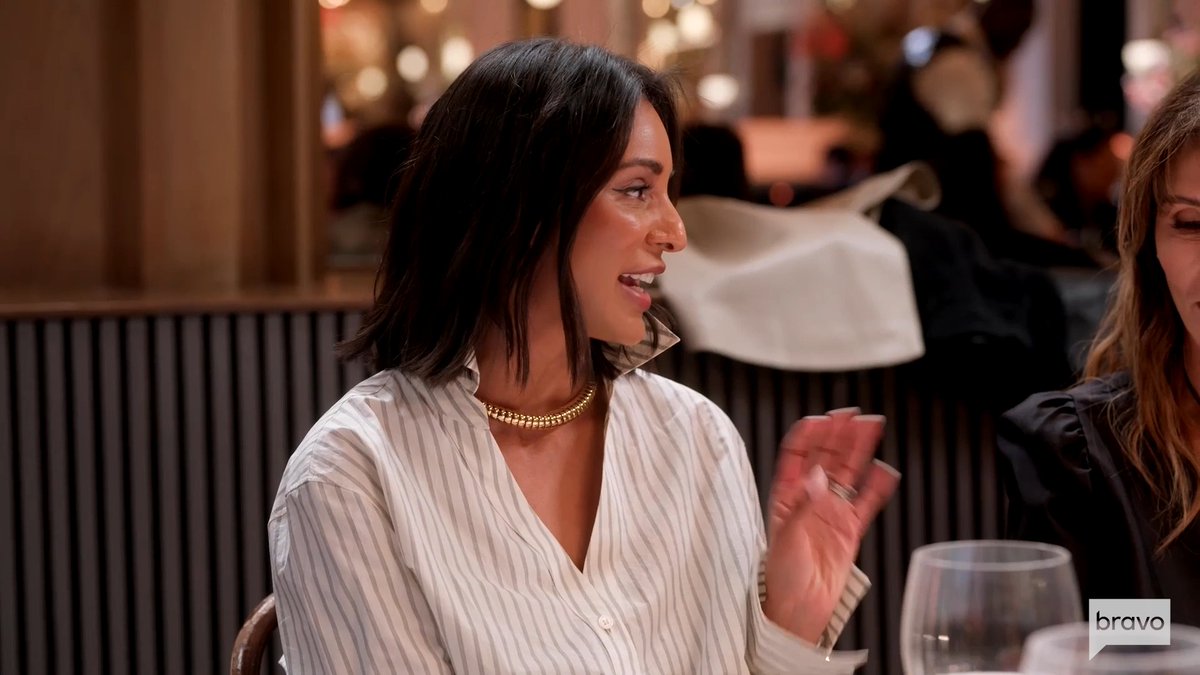 Jessel asking Carole what she thinks of a “Carolyn Bessette Summer” #RHONY 😭😭😂