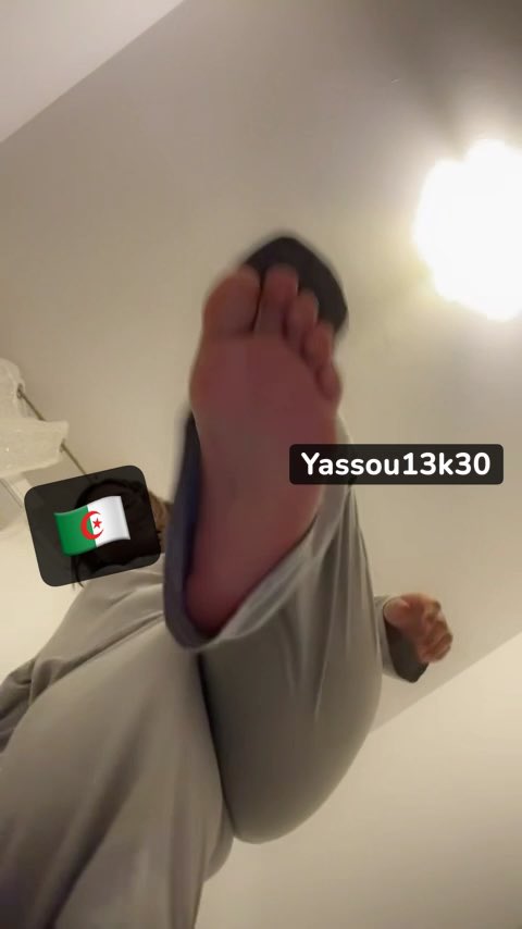 POV : T’es par terre Sale HALOUF 🐷🖕🏽 T’attend que ta BOSS MARSEILLAISE DZ 🇩🇿 T’écrase ta tête avec mon PIEDS 🦶🏽😈