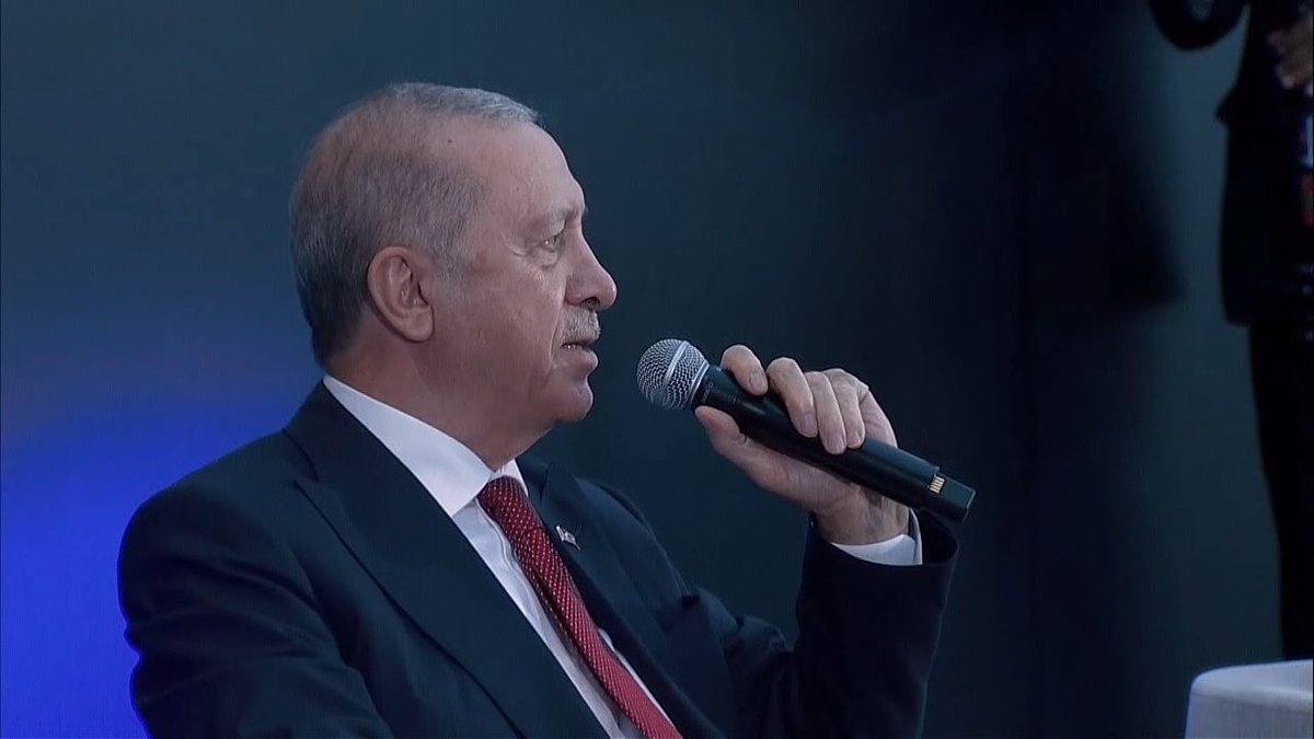 Cumhurbaşkanımız gençlerimizle, gençlerimiz #GençlerinLideri ile yürüyor.