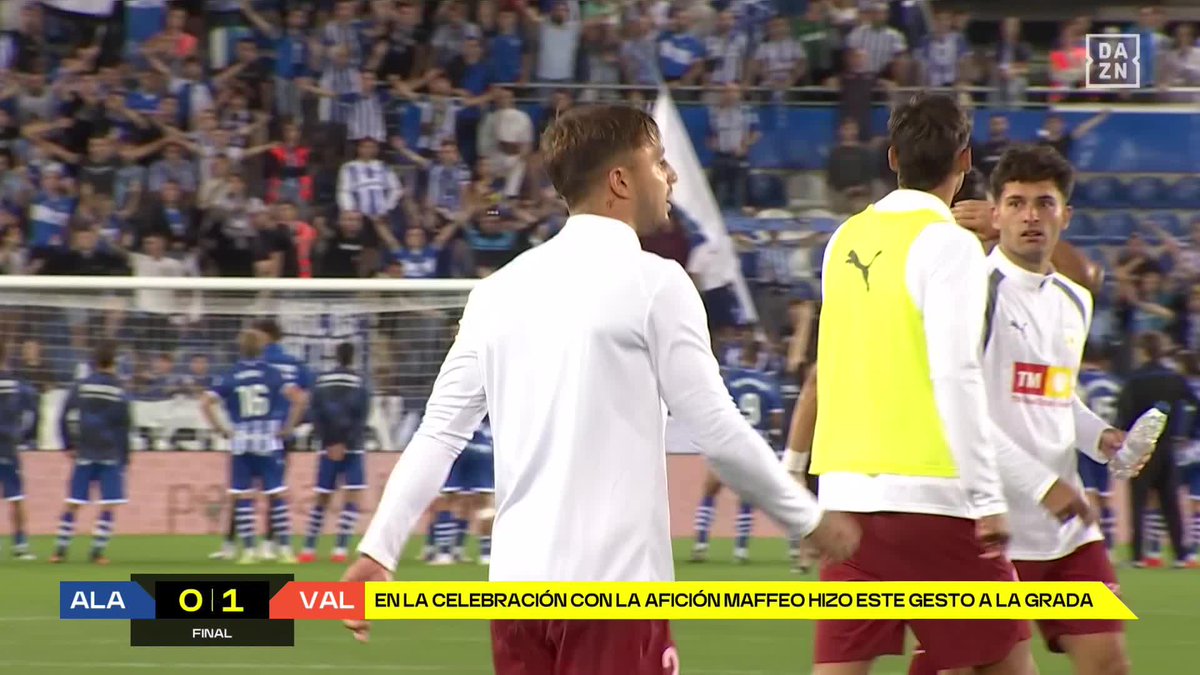 La imagen del final de partido entre Pablo Maffeo y la afición del Deportivo Alavés #LALIGAenDAZN ⚽