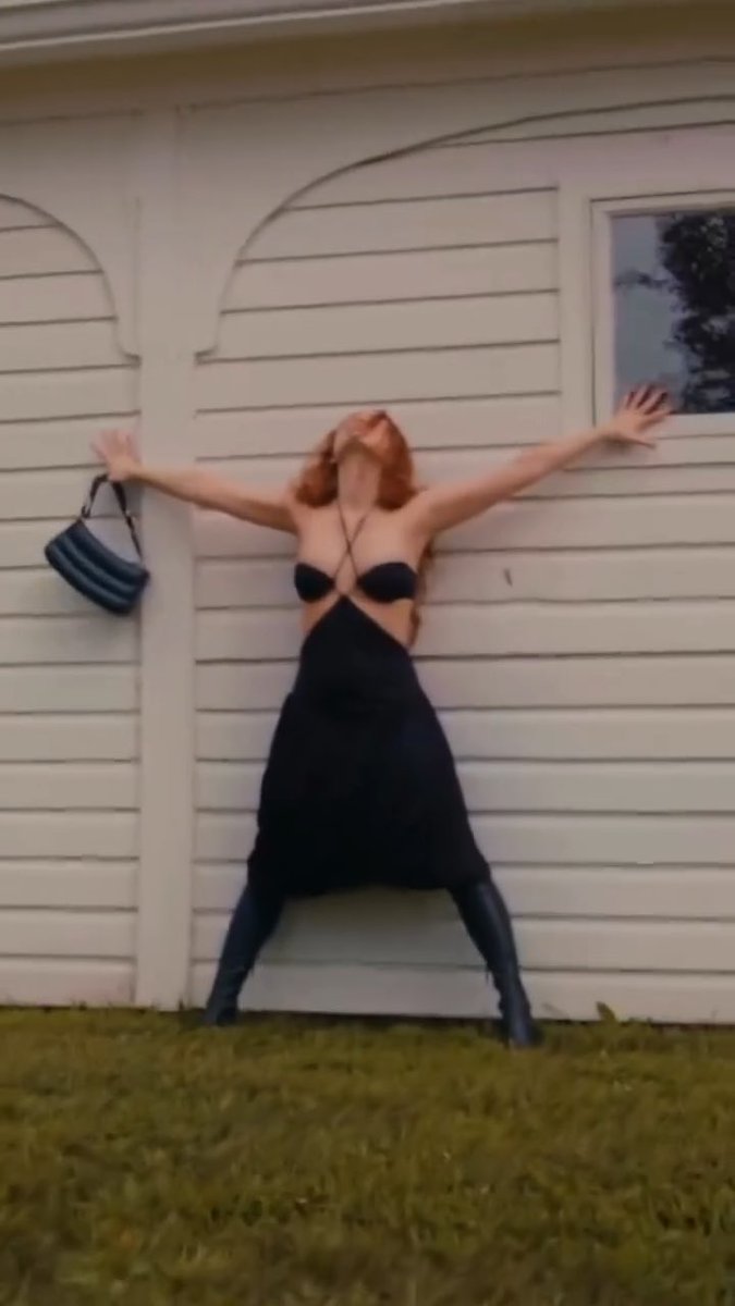 How does Sadie Sink manage to serve a completely different aura in EVERY look? 😮💨🔥