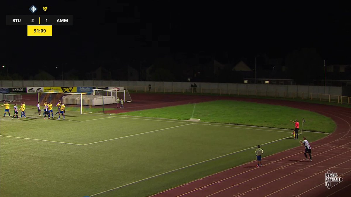 Drama VAR ar Barc Jenner! 😱 Ammanford AFC are awarded a penalty in the 97th-minute, and Callum Thomas steps up to equalise!