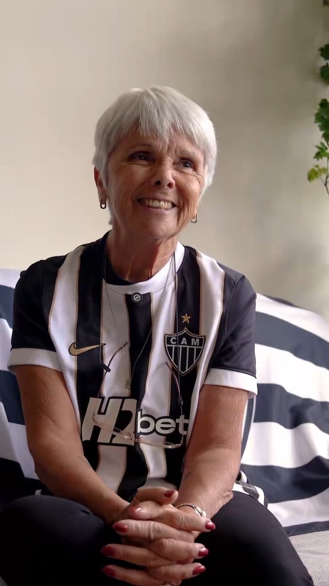 🖤🤍 𝐆𝐚𝐥𝐨 𝐋𝐨𝐠𝐨 𝐄𝐱𝐢𝐬𝐭𝐨 - 𝐓𝐞𝐦𝐩𝐨𝐫𝐚𝐝𝐚 𝟐 - 𝐄𝐏.𝟏 Personagem marcante no clássico da Arena MRV pela Copa do Brasil, 𝐂𝐑𝐈𝐒𝐓𝐈𝐍𝐀 se apresentou, falou sobre a paixão pelo Galo e se surpreendeu com a camisa que eternizou a lembrança do dia 01/09. 👉🏻 Camisa "a senhora vibra" - já disponível na Loja do Galo: