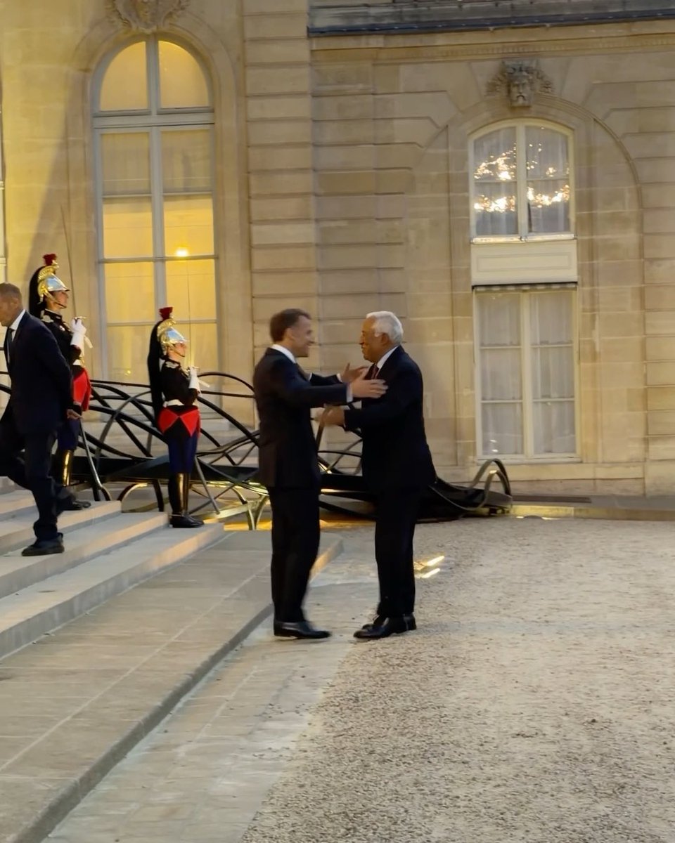 C’est toujours un plaisir d’être à Paris aux côtés d’Emmanuel Macron, dans le cadre de mon #TourdesCapitales. 🇫🇷 Nous avons échangé sur notre agenda ambitieux pour renforcer l’autonomie stratégique de l’Europe. Face à une nouvelle réalité géopolitique, nous devons agir plus rapidement pour renforcer nos capacités de défense et soutenir notre compétitivité. Nous devons également donner à l’Europe les moyens et les ressources nécessaires pour répondre aux besoins de nos entreprises, de nos agriculteurs, de nos chercheurs. Notre ambition doit se traduire dans notre budget, avec une structure renouvelée et de nouvelles ressources propres à la hauteur des défis auxquels l’Europe est confrontée. C’est ainsi que nous renforcerons notre souveraineté, notre compétitivité et notre capacité à agir.