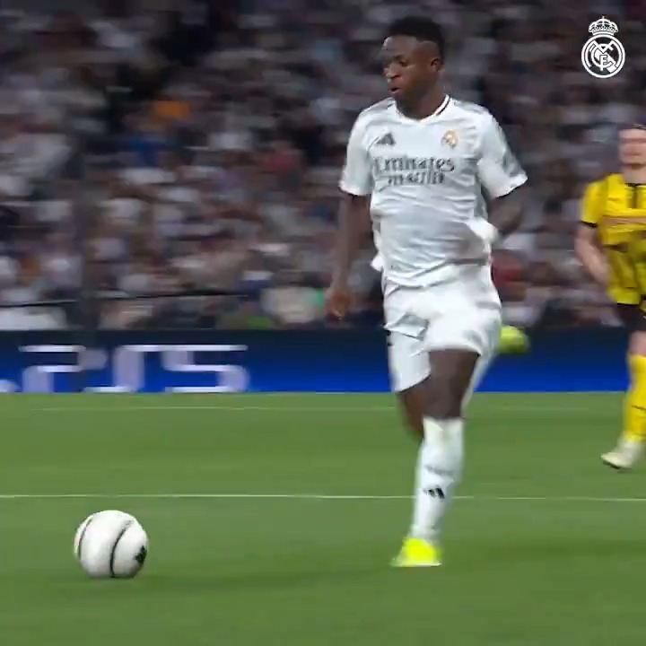 كيف فيني تحول من هذا اللاعب الى القرف اللي نشوفه منه حاليا اقسم بالله اغرب دروب للاعب شفته بحياتي