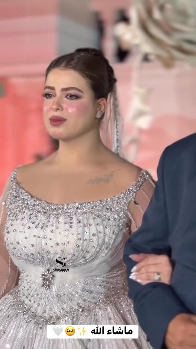 هو العريس استشهد فى السيشن ولا ايه 😂 ابقو اشربو عصير يا بنات قبل م تدخلوا القاعة وتهبطو .. مش دة هبوط بردو ! خلاص ياجماعه احنا نطلع موضه جديده بدل ما العروسه تمسك بوكيه ورد 💐تمسك أنبوبة اوكسجين 😂