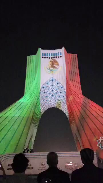 #IndependenciaDeMéxico 🚨 EN AGRADECIMIEMTO CON MÉXICO por haberles dado casa a su Selección en el Mundial Irán ilumina la Torre Azadi con los colores de nuestra bandera y ponen el Himno Nacional...