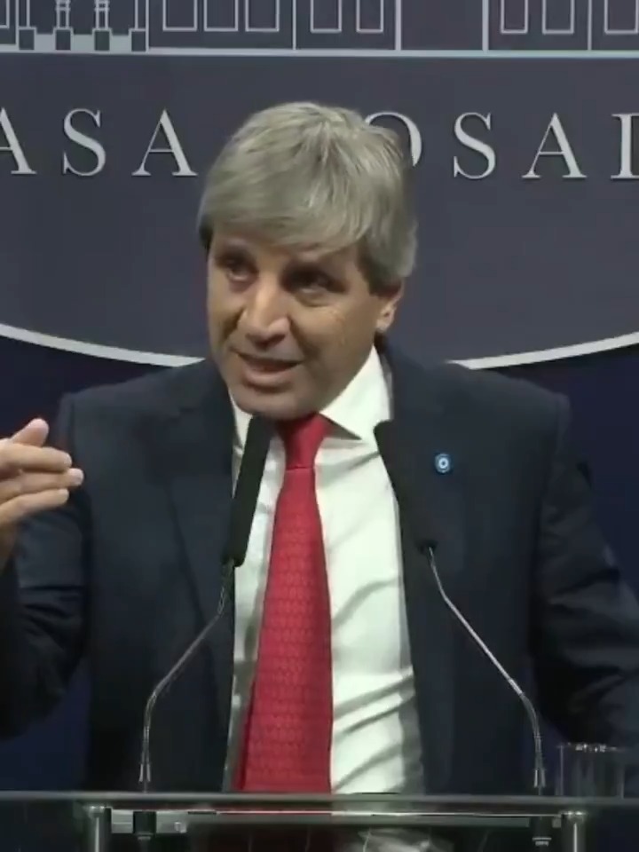 Excelente la domada de Toto Caputo a Diego Iglesias, pero yo todavía no supero cuando sometió a este periodisca inútil que terminó reculando en chancletas. No me canso de verlo, es cine absoluto.