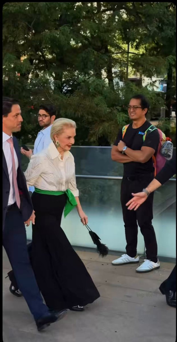 Carolina Herrera de 87 años fue al último desfile de su marca con unos zapatos de 10 centímetros de alto. 👸🏼