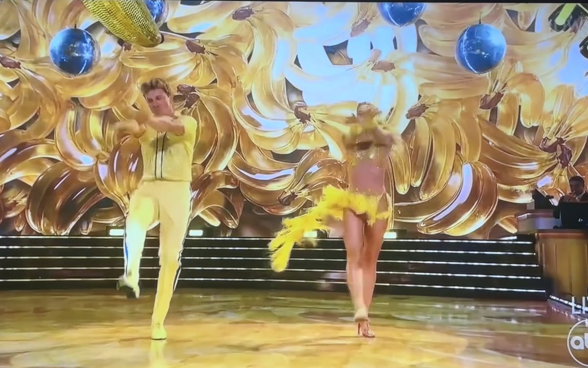 finally emma has a partner that can actually..... move lmfao #dwts