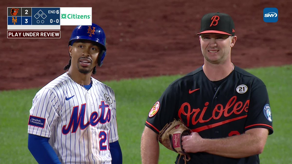 Francisco Lindor and Pete Alonso chat at first base