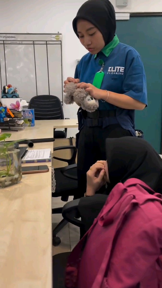si ica: nangis mba² cleanning: gak enakan (soalnya beliau yang menemukan) rekan kerja: ketawa sungkan soundnya: sedih banget jadi, dukacita menyelimuti semua orang di kantor. ikan cupang kesayangan Ica yang baru dipeliharanya 2 minggu, ditemukan mati karena lompat dari aquariumnya. kering jadi seperti keripik. ikan yang diberi nama ‘Monic’ ini tentunya meninggalkan perasaan sedih yang mendalam kepada Ica 🥹 bener bener campur aduk dalam 1 video. yang liat jadi bingung kudu nangis apa ketawa 😭🙏 cr:bukanfufufafa99