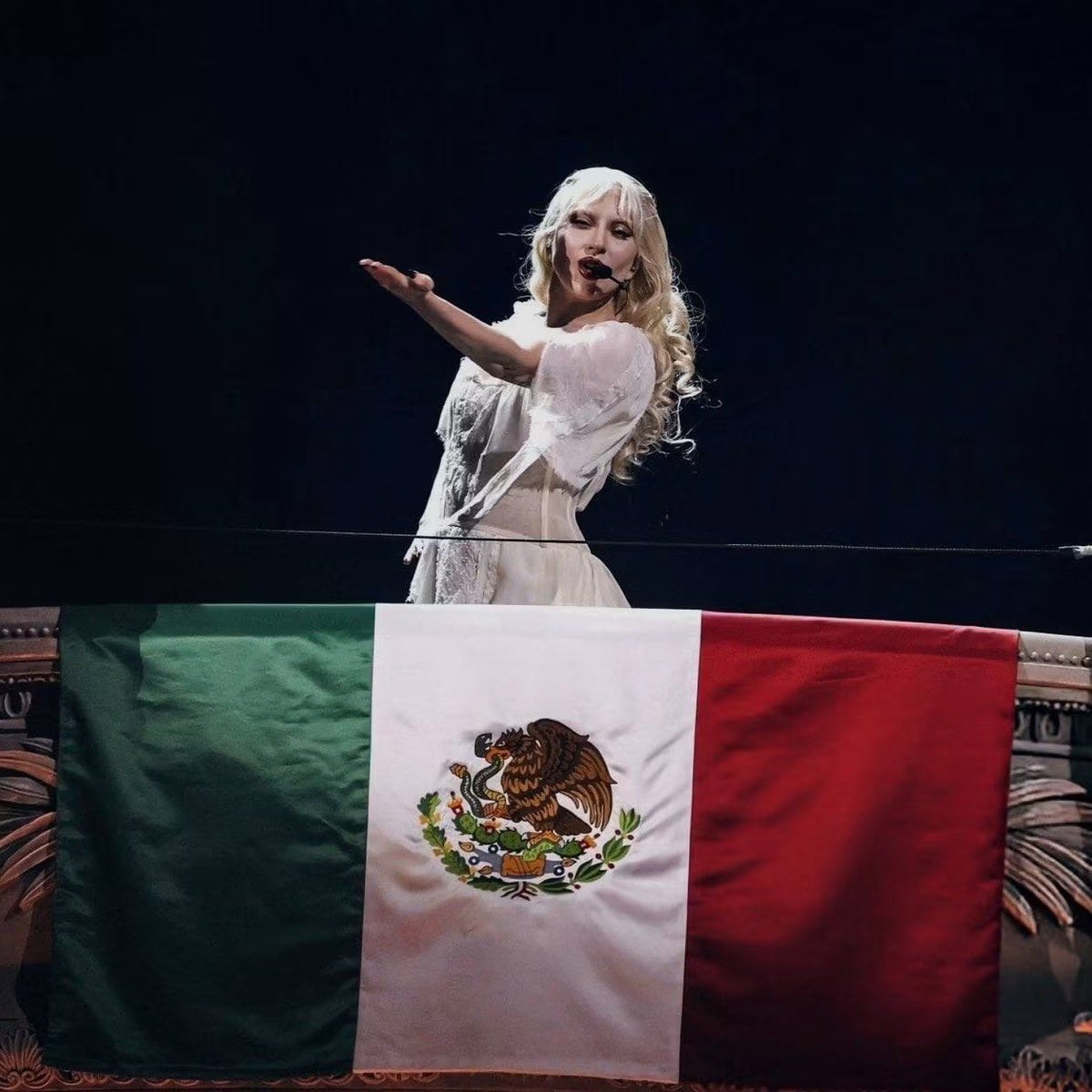 Lady Gaga dando el grito de independencia.