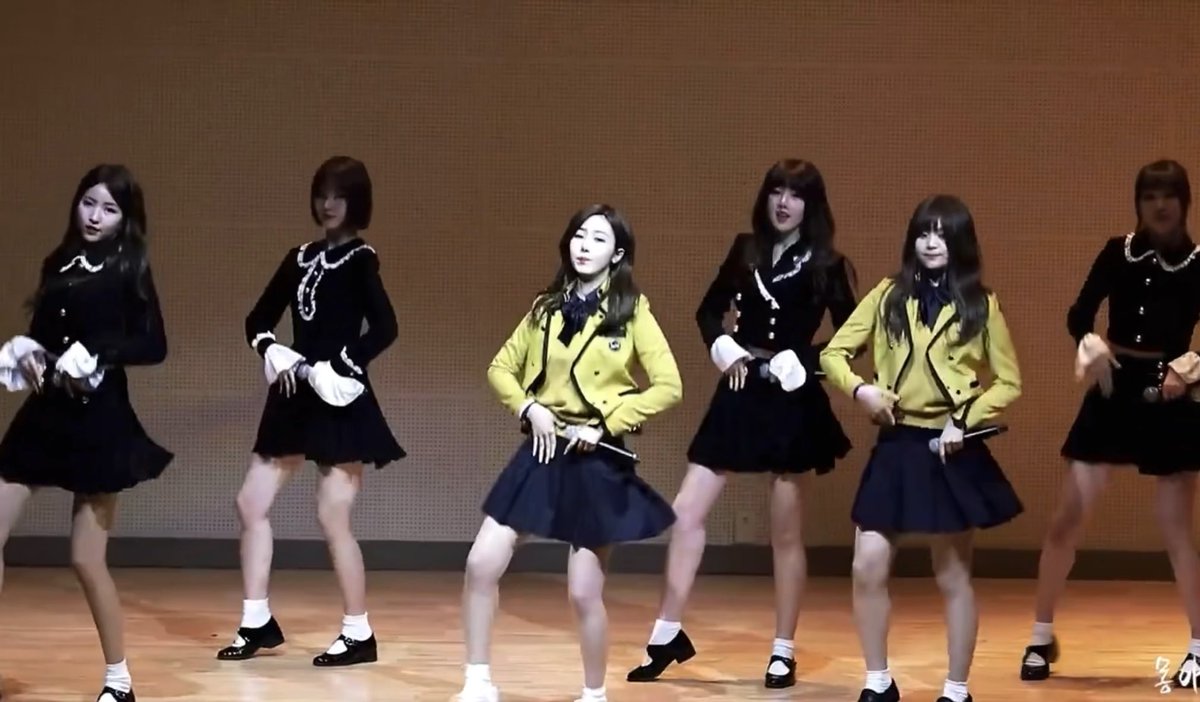 나 이거도 너무 좋아해 여자친구 신비랑 엄지 고등학교 졸업식에 여자친구가 축하공연하러 학교 온 거 알아 ? 막내들은 교복이고 다른 멤버들은 무대의상인 거 너무 좋아 ...