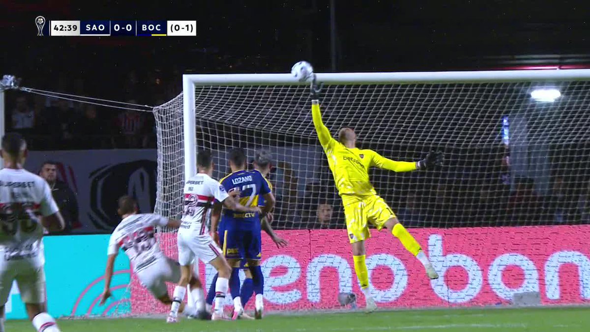 ¡VALIÓ COMO UN GOL! Con el partido 0-0 en el primer tiempo, Álvaro Montero tuvo un manotazo salvador para evitar que San Pablo iguale a Boca en el global.