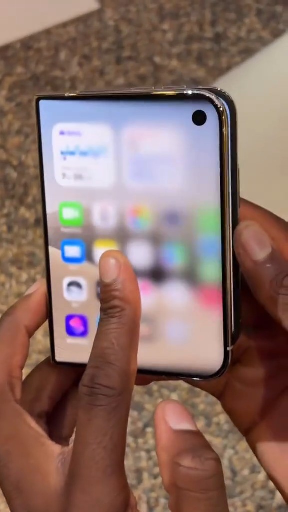 No matter what they invented over the past 8 years, because now the iPhone Duo single handedly destroyed every Android foldables with just ONE animation.💀