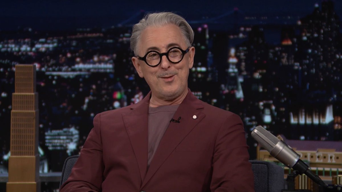 “I try to be castle daddy and don’t engage.” -Alan Cumming on keeping his distance from The Traitors US contestants between takes 😭 #FallonTonight #TheTraitorsUS