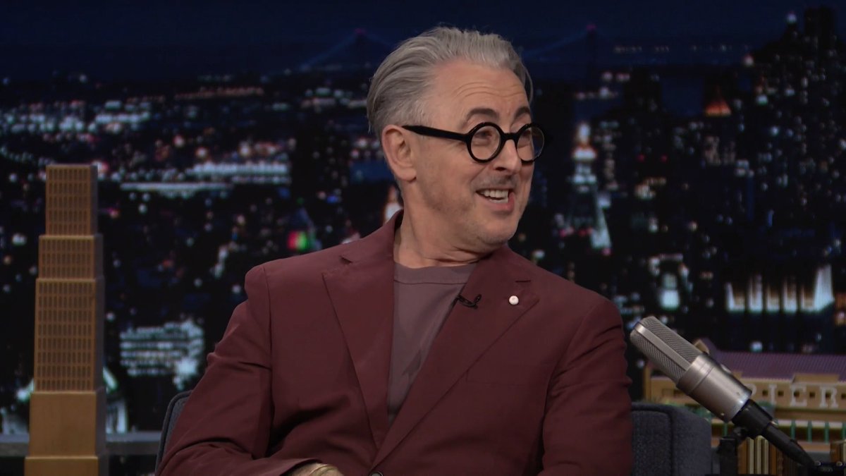 Alan Cumming says Lisa Rinna was such a big fan of The Traitors US that she realized the castle’s lobby had been repainted when she first came on the show 😂 #FallonTonight #TheTraitorsUS