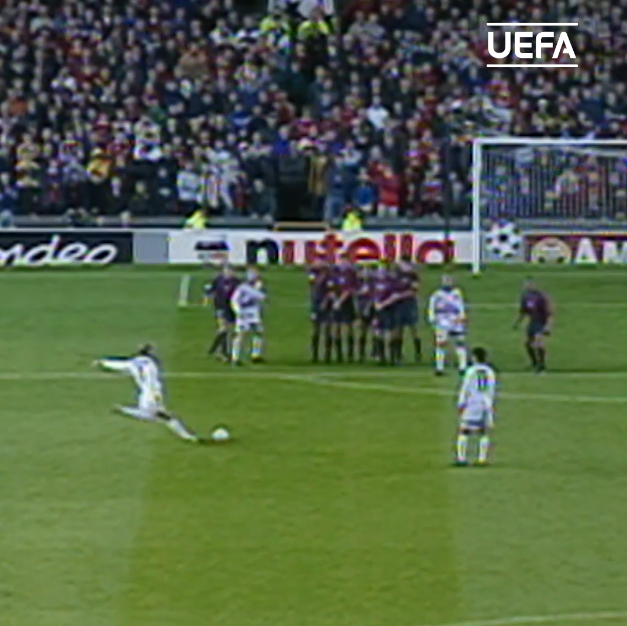 📆 On this day, in 1998, David Beckham scored 𝗧𝗛𝗜𝗦 free-kick against Barcelona in the Champions League group stage. They were in the group of death alongside Bayern Munich and Barça but went on to win the competition, and indeed, the treble.