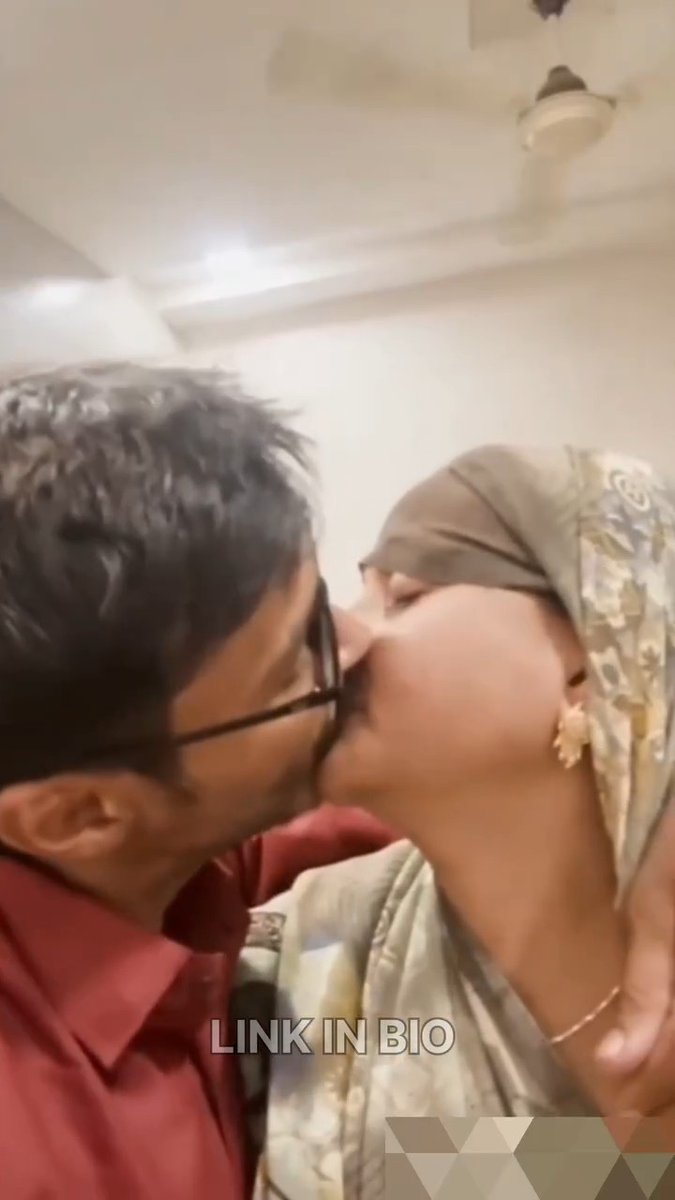 यह दोनों पहले प्रेमी थे। कही चुपके से मिले थे। दोनों पहले प्यार करते थे फिर दोनों की अलग-अलग लोगों से शादी हो गई और फिर दोबारा मिले अब इनका वीडियो वायरल हो रहा है। अब क्या ही कहें 🙄😜