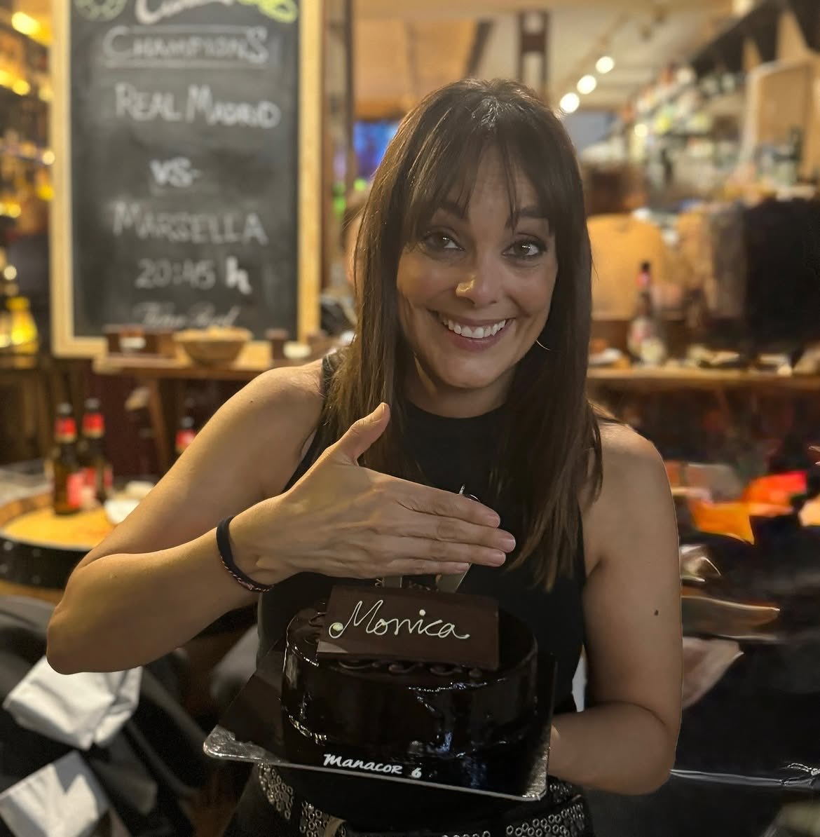 feliz cumpleaños a la mujer más linda, la de los ojos con destello y la sonrisa más bonita. 🤍✨ 💫