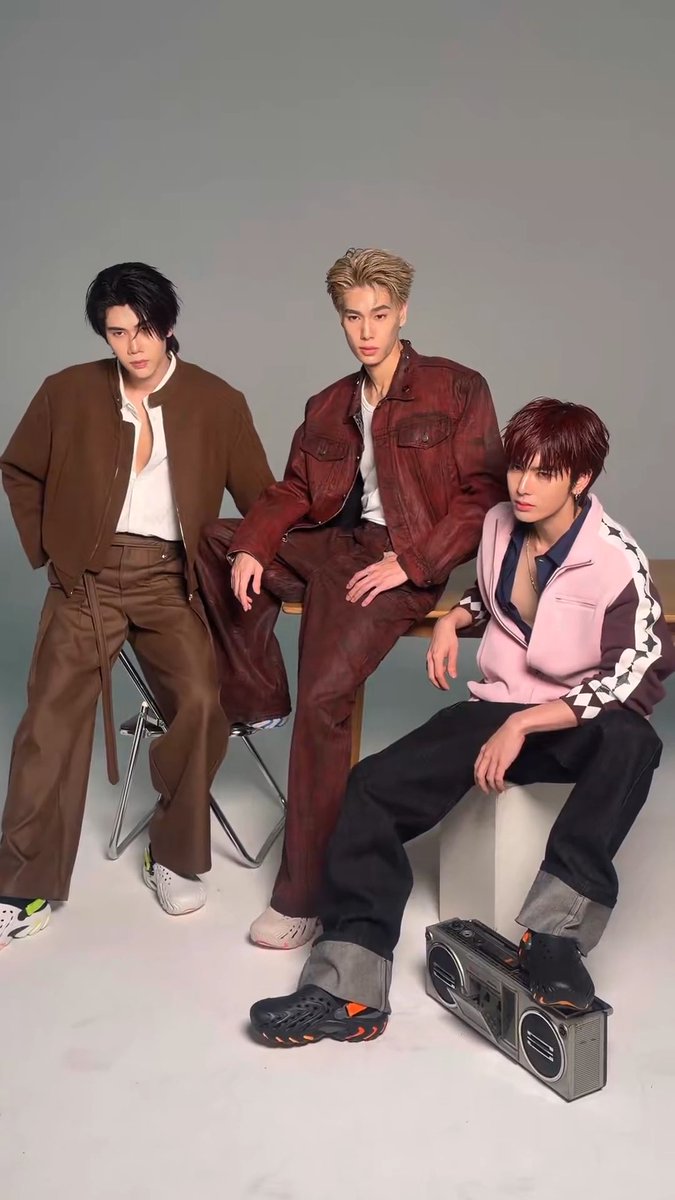 ซูมความหล่อภูวินทร์บน Digital Cover ELLE MEN Thailand ฝากทุกคนรอติดตามกับ ELLEMENX ด้วยนะค้าบ ©️ aohtorranit 16SEP Embraces PHUWIN ❥phuwintang🍯 #phuwintang #ELLEMENXPhuwinDunkSanta #Crocsth #EchoIIClogs