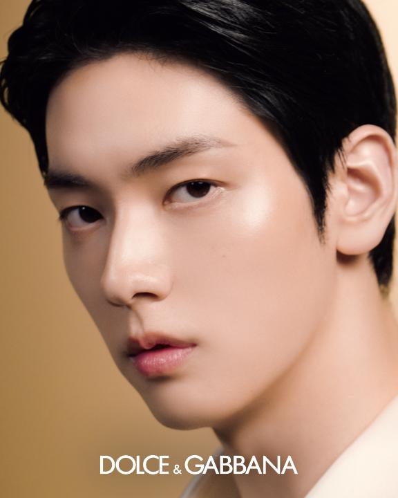 Radiance begins with care. The new Global Ambassador SOOBIN reveals the Ever-Youth Skin Collection, featuring Gold Peptides and high-performance actives. Discover the collection at #DolceGabbana #DGBeauty #SOOBIN