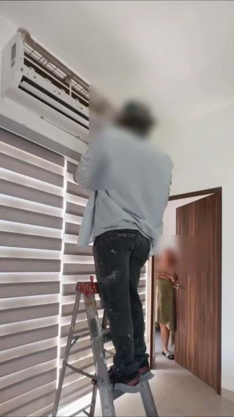 A viral video ЁЯШ▒ shows a woman, wrapped only in a towel, beckoning the technician who had come to her home to repair the AC. 10-minute viral video......Read news