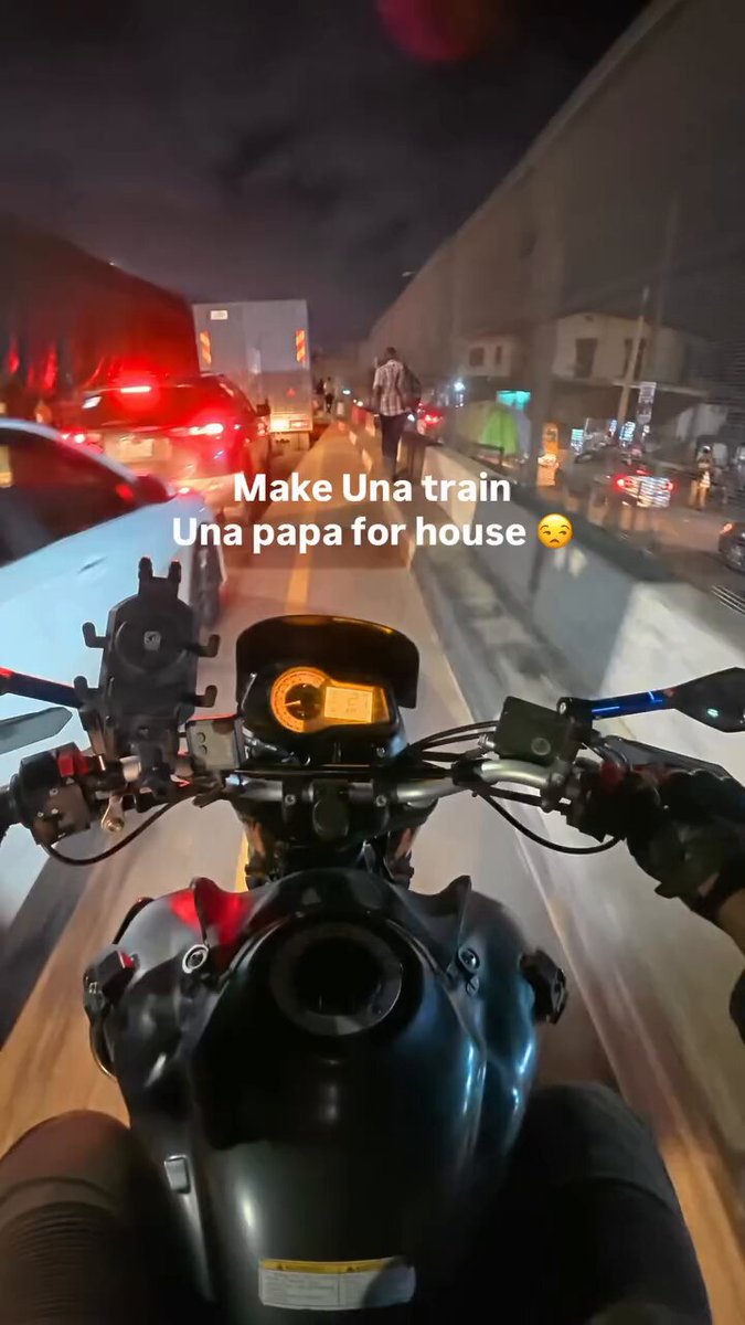 Man riding power bike left in shock after a stranger attempted to jump on his ride for a free lift during a gridlock in Lagos👀👀