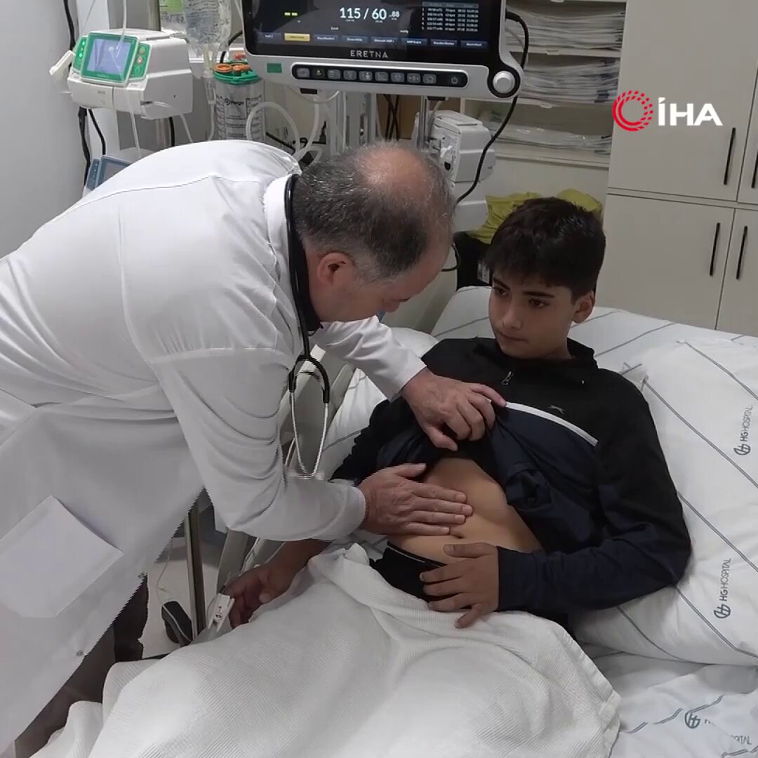 في البداية كان الطفل يشتكي من ألم في بطنه ويشعر وكأن شيئًا يتحرك بداخله، لكن لحظة فحصه بجهاز التصوير كشفت مفاجأة غير متوقعة… الطبيب نفسه تفاجأ بما ظهر داخل بطن الطفل، لكن ما لفت انتباهه أكثر كان شكل بطنه الغريب