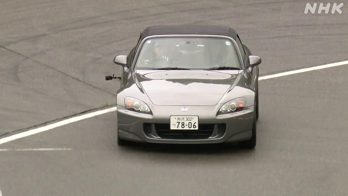 宇都宮市にある開発中の車のテスト走行を行うための施設が、みずから運転する車でコースを走って楽しむことができる体験型の施設に生まれ変わり、報道関係者に公開されました。