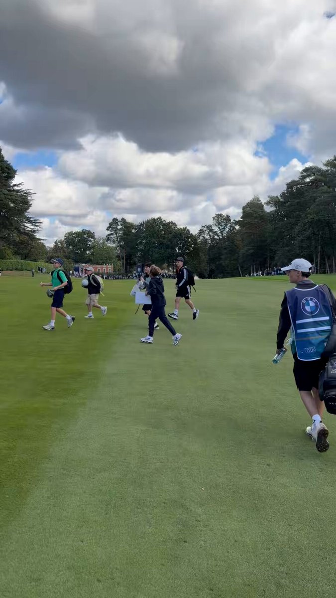 Race to Dubai leader Patrick Reed just waved a bunch of juniors under the ropes for autographs at Wentworth. The Marshall tried to send them back and Patrick said “I told them to come out. Sorry.” The reception he’s receiving at Wentworth from the European fans is amazing. Patrick Reed DP World Tour BMW PGA Championship