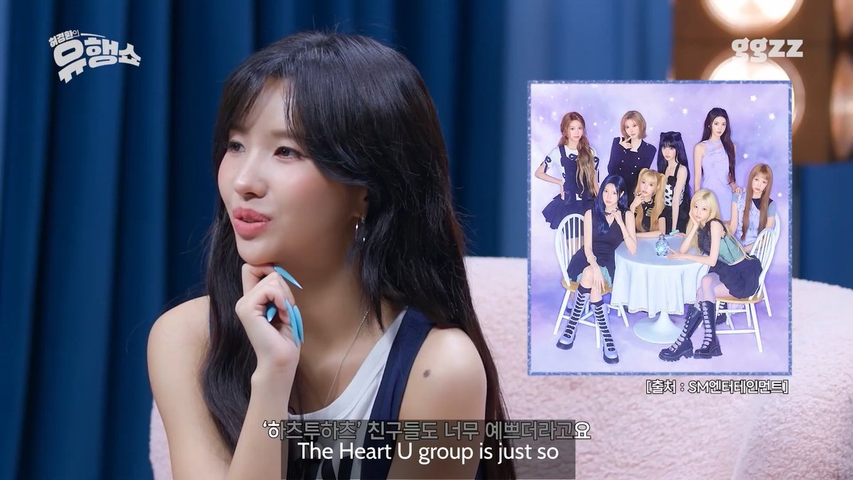 Soyeon sunbaenim menyebutkan jika Hearts2Hearts menarik perhatiannya! Ketika ditanya apakah ada artis yang sedang ia perhatikan, Soyeon sunbaenim mengungkapkan bahwa ia sangat menyukai Hearts2Hearts. Ia menyebut mereka cantik dan musik mereka sangat luar biasa. Soyeon sunbaenim juga mengatakan bahwa ia akan senang jika H2H menghubunginya. — cr uploader #Hearts2Hearts #하츠투하츠 #H2H Hearts2Hearts