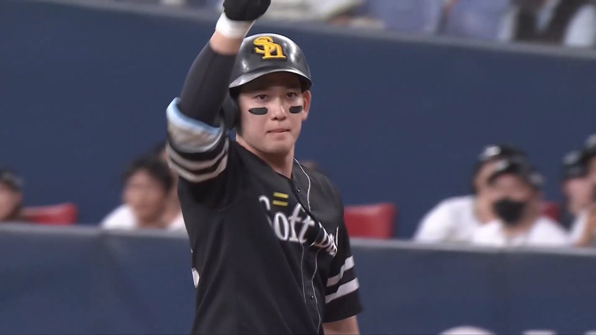 緊迫した展開ついに延長10回に均衡破れる！！👏 福岡ソフトバンク 栗原陵矢 選手のタイムリーヒットで先制に成功！🔥🔥 2塁走者の 近藤健介 選手も激走を見せる！🏃💨
